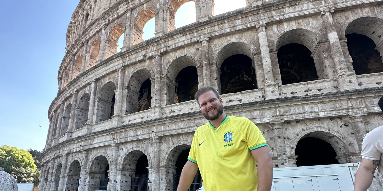 Cliente da Maritê em frente ao Coliseu, em Roma