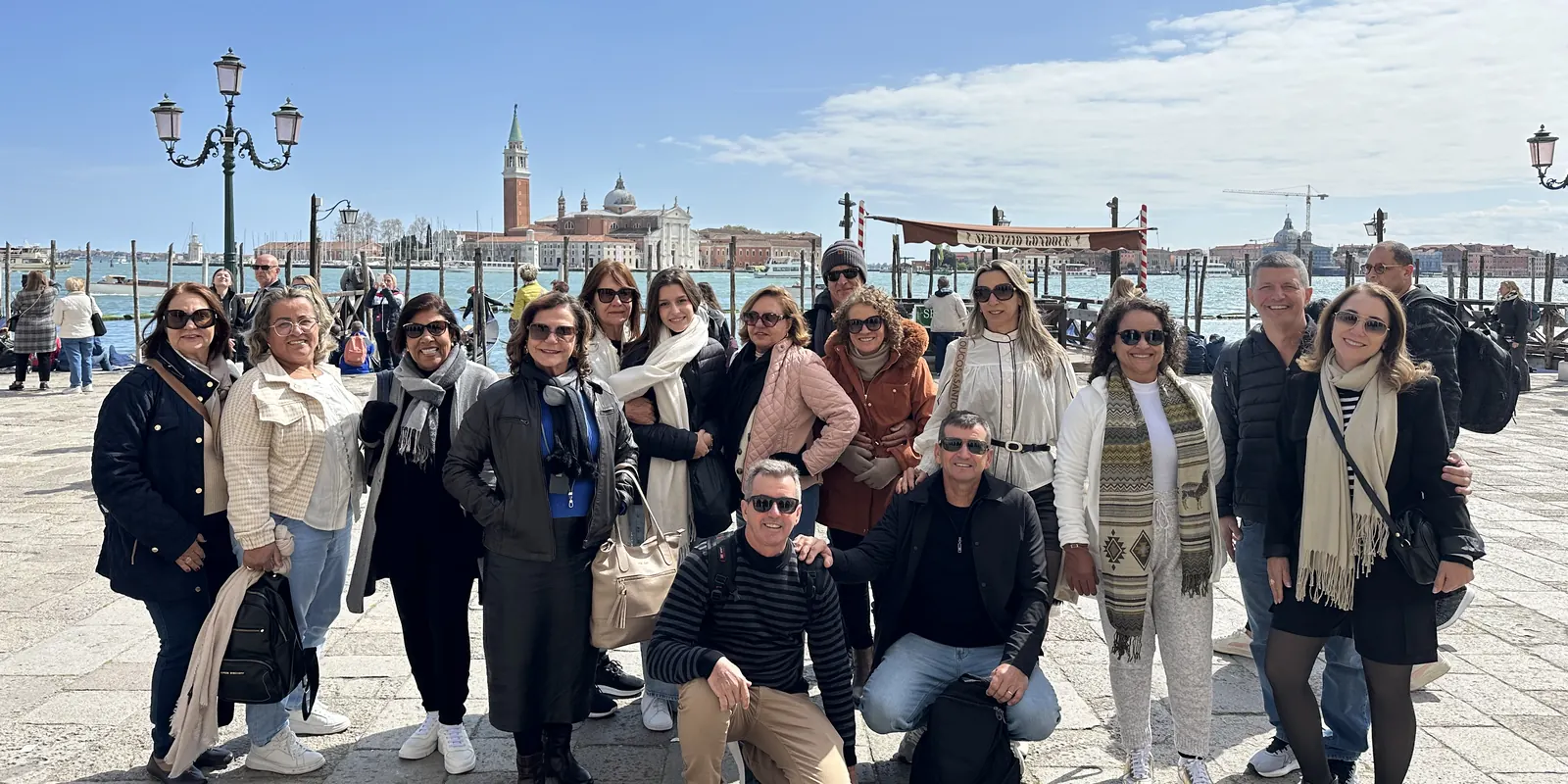 Grupo de clientes da Maritê na orla de San Marco, em Veneza, com a ilha de San Giorgio Maggiore ao fundo