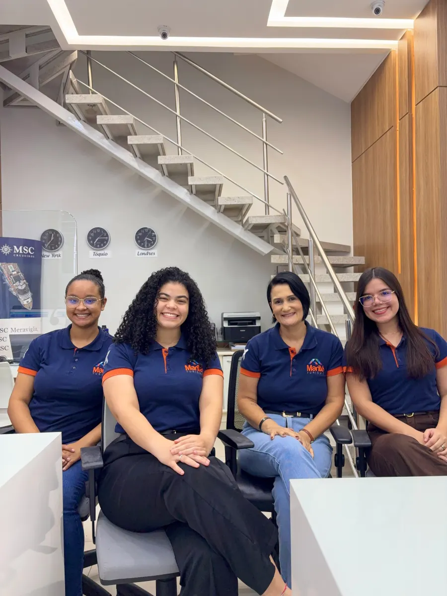 Equipe Maritê Turismo em atendimento